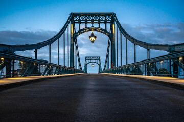 Kaiser-Wilhelm-Brücke in Wilhelmshaven, Dämmerung und Sonnenaufgang