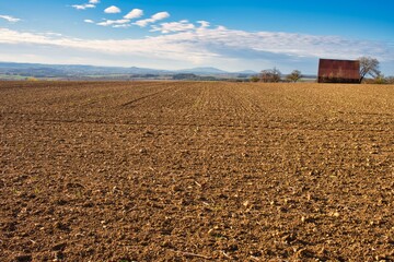 gepflügtes Feld im Herbst blauer HImmel