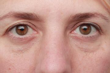 Obraz premium mirada de mujer adulta con ojos marrones sin maquillaje y pequeñas ojeras y cejas sin sacar