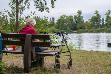 frau mit rollator unterwegs