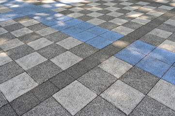 市松模様と青いラインのデザインの道