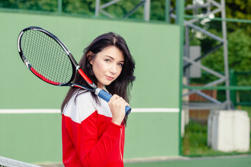 tennis player holding tennis racket on court