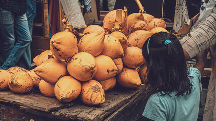 Owoce kokosa, pomarańczowe i tropikalne na ulicznym straganie.