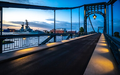 Kaiser-Wilhelm-Brücke in Wilhelmshaven, Dämmerung und Sonnenaufgang