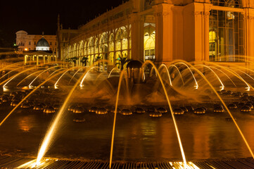 Singende Fontäne und Hauptkolonnade in Marienbad