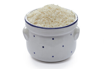 Ungekochter Milchreis in einem Schälchen