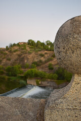 Puente de san martin en toledo, españa. Al lado del Rio tajo a la anochecer