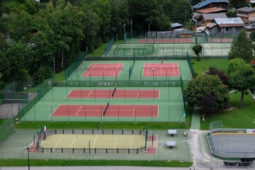 Vue aérienne de courts de tennis à Morzine dans les Alpes françaises