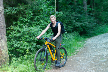 Obraz premium man on a bike in the woods