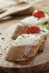 Frischekäse Baguettes mit Kirschtomate, Canapés