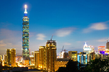 Fototapeta na wymiar Taipei 101 building and Taipei cityscape during sunset at Taiwan