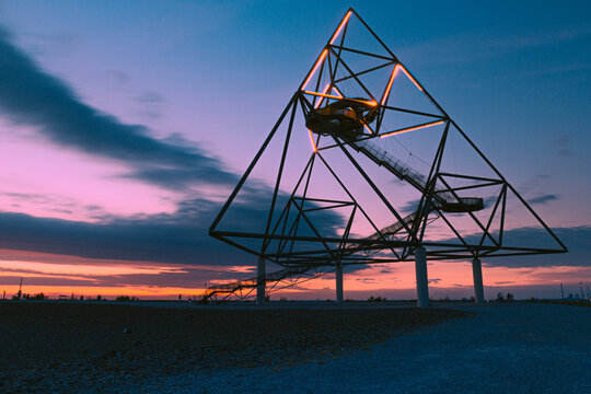 Tetraeder Bottrop bei D&auml;mmerung