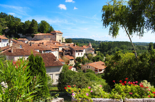 Vue sur le joli village d'Aubeterre sur Dronne