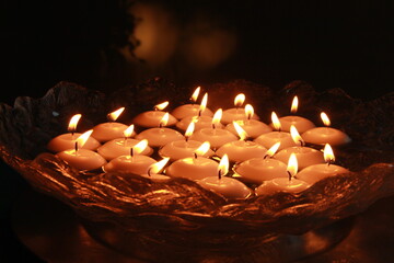 velas en la oscuridad, luz de vela, romantica vista ambiente romantico, velas blancas encendidas.