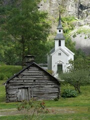 Kirche und Holzhaus in Norwegen