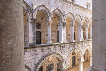 Fototapeta na wymiar Atrium of the Sponza Palace in Dubrovnik