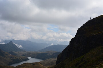 Silueta de hombre en montaña. Inmensidad, libertad. Andes ecuatorianos