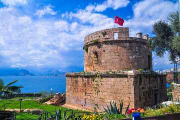 Naklejka premium Old fort tower with flag of Turkey in Old Town Kaleici in Antalya.