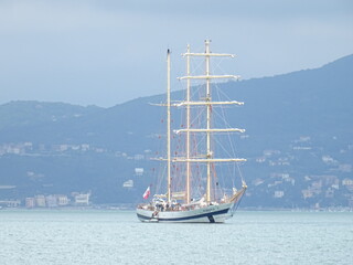 Obraz na płótnie Canvas Ein klassisches wunderschönes weißes Schiff im Meer vor Cinque Terre.