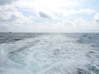 Fototapeta na wymiar Aufgewirbeltes Meerwasser durch ein Schiff. Offenes Meer zu sehen bei Cinque Terre.
