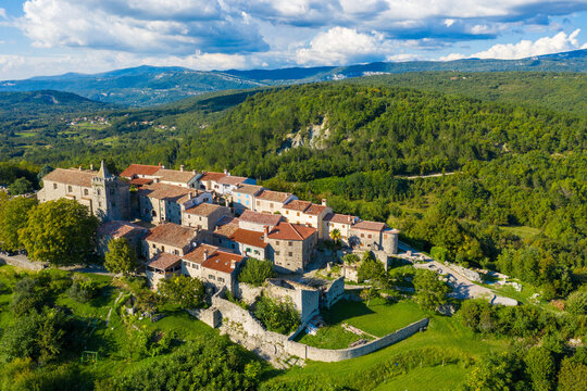 Fototapeta Hum, the smallest town in the world, Istra, Croatia