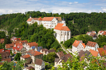 Panorama der Stadt Haigerloch mit Ausblick auf die Schlosskirche und auf Schloss. Zollernalbkreis, Hohenzollern