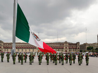 Detalle de la Ceremonia de arriamiento de la Bandera Nacional en la Plaza de la Constitución de la Ciudad de México - obrazy, fototapety, plakaty