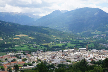 Fototapeta na wymiar view of the town of Embrun, France from above with the valley and mountains