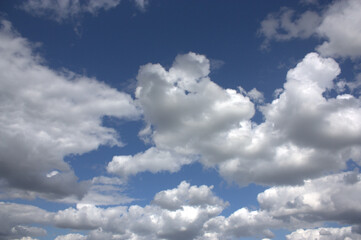 Fototapeta premium nuages blancs dans le ciel bleu ensoleillé 