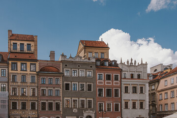 Fototapeta na wymiar old historic tenement houses against the blue sky in the old town square in Warsaw, Poland