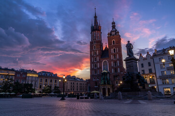 Fototapeta na wymiar St. Mary's church and Adam Mickiewicz monumet before sunrise, Cracow, Poland