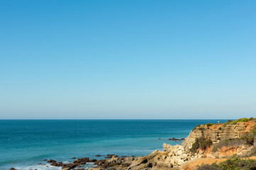 Acantilado de la playa de Cabo de Roche, ubicado en Conil de la Frontera, en la provincia de Cadiz, España.