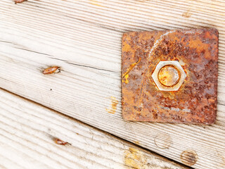 Holz mit rostigem Beschlag