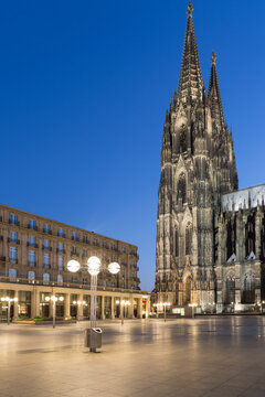 Town square and Cologne Cathedral (Koelner Dom) at night, Cologne, Germany