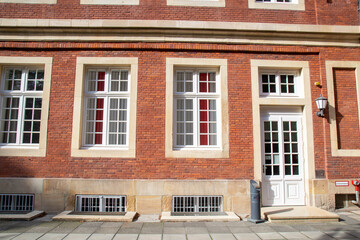 Rotes Haus mit Faschen um Fenster.