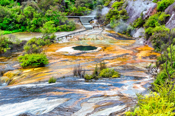 Aniwaniwa - Regenbogen- und Kaskaden-Terrasse im Orakei Korako Geyserland Resort auf der Nordinsel von Neuseeland