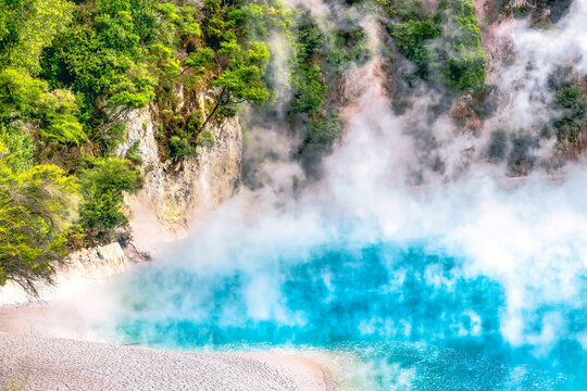 Rotorua Waimangu Volcanic Valley mit dem Inferno Krater auf der Nordinsel von Neuseeland