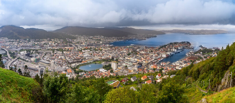 Urlaub in Norwegen: Die Stadt Bergen im Panorama vom Berg Fløyen aus