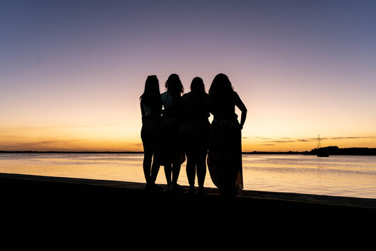 Amigas abrazadas en el atardecer