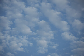 cirrus , petits nuages dans le ciel bleu.