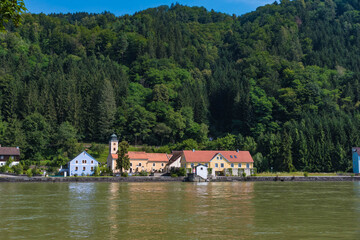 Fototapeta na wymiar Dorf an der Donau im Strudengau