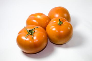Tomate do Brasil com fundo branco e folhas verdes
