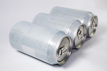 Lata de refrigerante com fundo branco