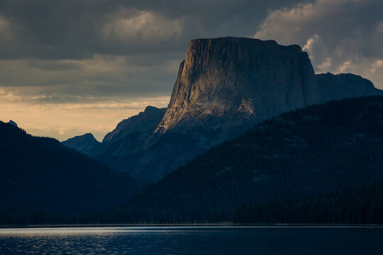 Scenic view of Green River Lakes and Squaretop during dawn