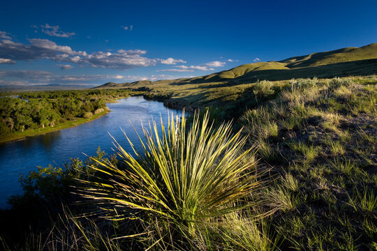 Scenic view of Missouri River flowing through landscape
