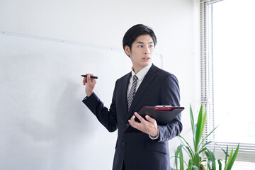 プレゼンの練習をする日本人男性ビジネスマン