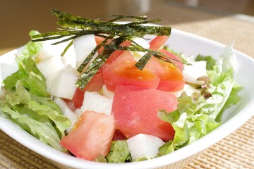 山芋とトマトとレタスのサラダ