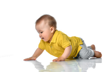 Naklejka premium laughing baby boy crawling over white