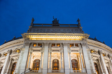 Fototapeta na wymiar オーストリア　ウィーン歴史地区にある夜になってライトアップされたブルグ劇場