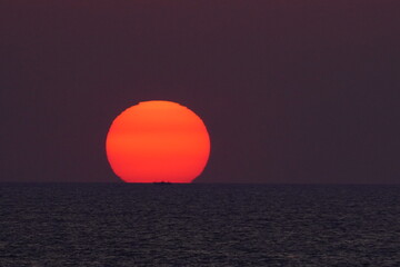 海に溶けていく太陽